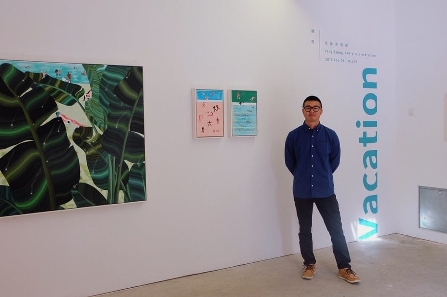藝術家范揚宗於個展「假期」（Vacation）開幕現場。（也趣藝廊提供）