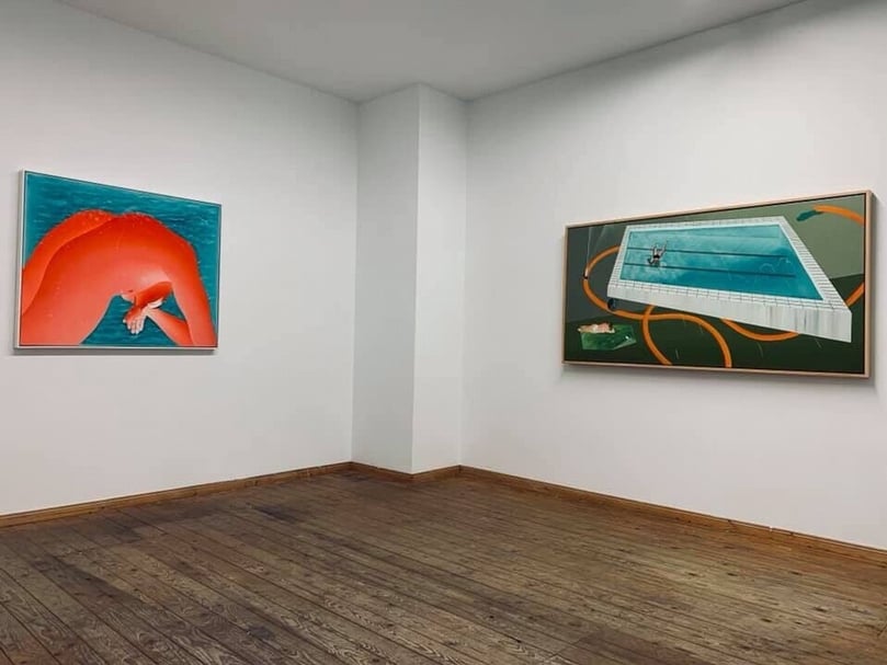 左圖：范揚宗《Swimming Pool Series-Water Dropping》，壓克力顏料、畫布，100x120cm，2017｜右圖：范揚宗《Swimmimg Pool Series-Bath Towel with Pattern》，壓克力顏料、畫布，95x185cm，2013。（也趣藝廊提供）