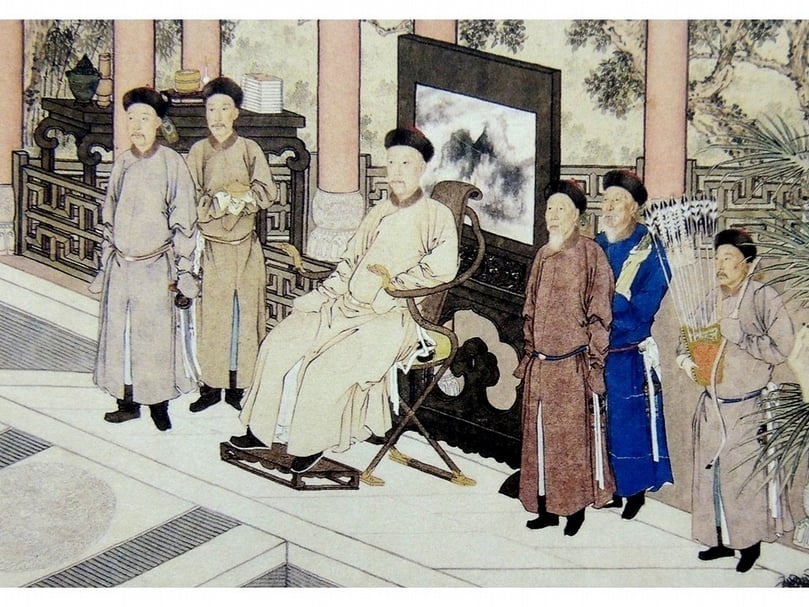 清朝皇帝及侍衛戴用的常服冠樣式。圖為清郎世寧〈哈薩克貢馬圖〉卷局部。(李理、李姝夢提供)