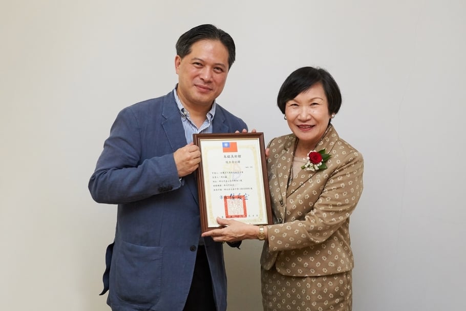 朱銘美術館通過新北市政府審核，成為新北市第二座完成設立登記的私立博物館，新北市吳明機副市長頒發證書給朱銘文教基金會董事長周功鑫。（朱銘美術館提供）