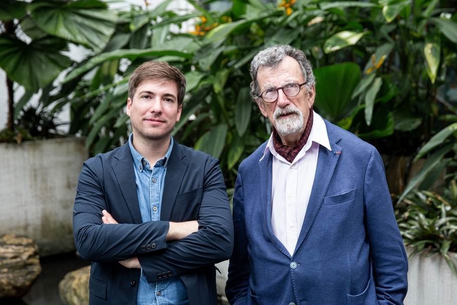 2020年台北雙年展策展人布魯諾．拉圖（Bruno Latour）與2020年台北雙年展策展人馬汀．圭納（Martin Guinard，左二）公布了本屆台北雙年展的命題「你我住在不同的星球上：外交新碰撞」。（台北市立美術館提供）