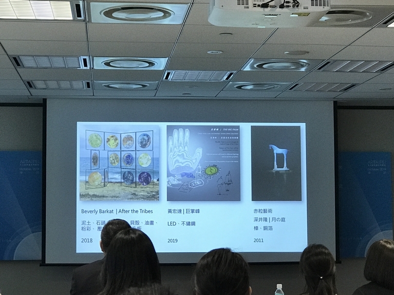 本屆ART TAIPEI呈現的國際級公共藝術，從不同文化觀點，探討人類自身存在與外在無形力量的關係。（攝影／許雲喬）