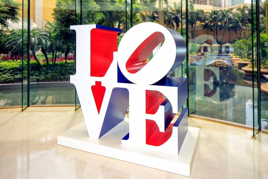 「永利藝賞——人間樂園」參展作品,羅拔.印第安納(Robert Indiana)《美國之愛》,彩色金屬,1.83 x 1.83 x 0.92 公尺,1970。(藝文薈澳提供)