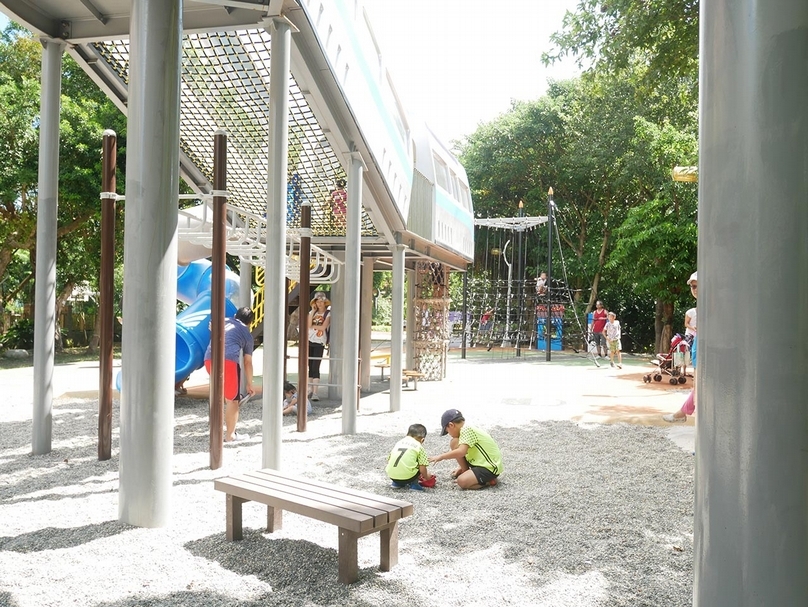 「樂活公園」以不同沙坑的石頭材質作為遊戲沙坑功能。（攝影／張玉音）