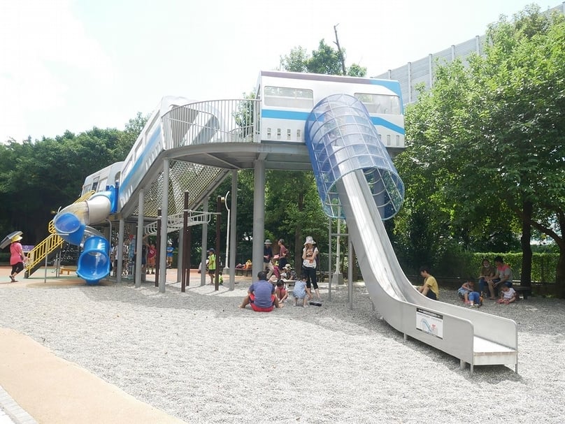 「樂活公園」為挑戰型公園，有4米高超陡溜滑梯與鏤空攀爬網，適合大一些的孩子。（攝影／張玉音）