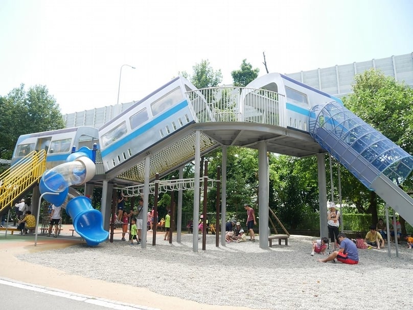 「樂活公園」為挑戰型公園，有鏤空攀爬網，但也有適合低齡的旋轉溜滑梯。（攝影／張玉音）