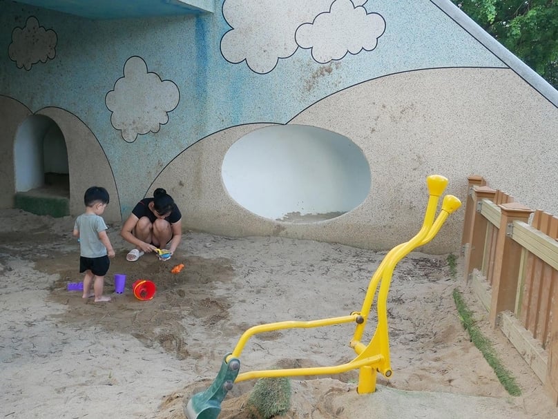 小熊公園（公鄰23公園）為共融公園，也設置具有躲藏隧道功能的沙坑遊戲場。（攝影／張玉音）