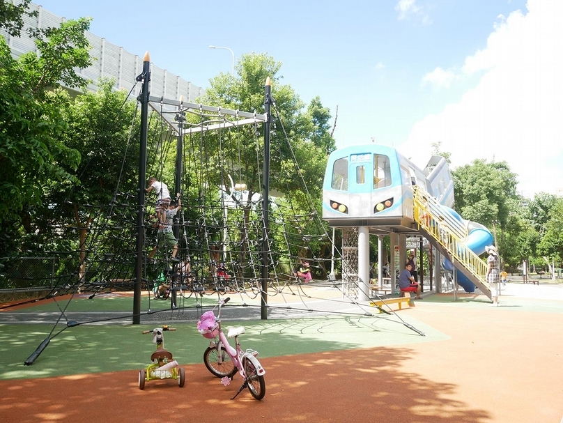 林口「樂活公園」以電車的造型為設計，並有攀爬架設施，整體設施高度偏高，適合高齡的孩童前往。（攝影／張玉音）