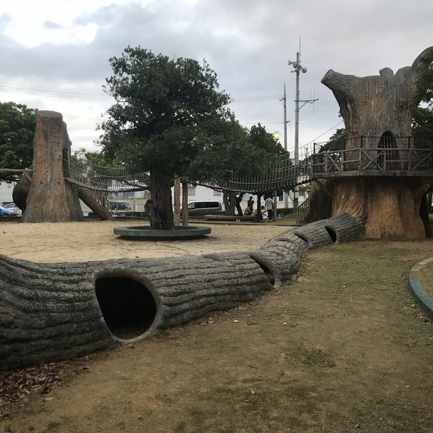 あだん兒童樹屋公園以三根巨型樹屋，搭配樹根隧道連結成三角型的區域，中間為沙坑。（攝影／張玉音）