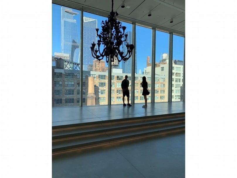 七樓除擺設藝術家佛瑞德．威森（Fred Wilson）設計的吊燈，能眺望紐約市景的落地窗亦是亮點。（洪培馨提供）