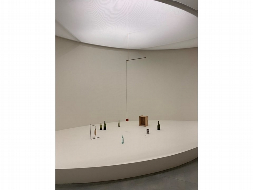 佩斯畫廊的重磅藝術家亞歷山大．考爾德（Alexander Calder），在新總部一樓展出。（洪培馨提供）