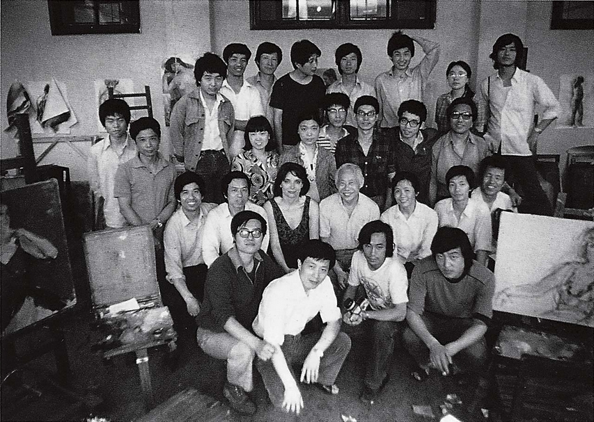 1985年趙無極及其妻馬爾凱（第二排，右四與右五），與浙江美院學生合影。（本刊資料室）
