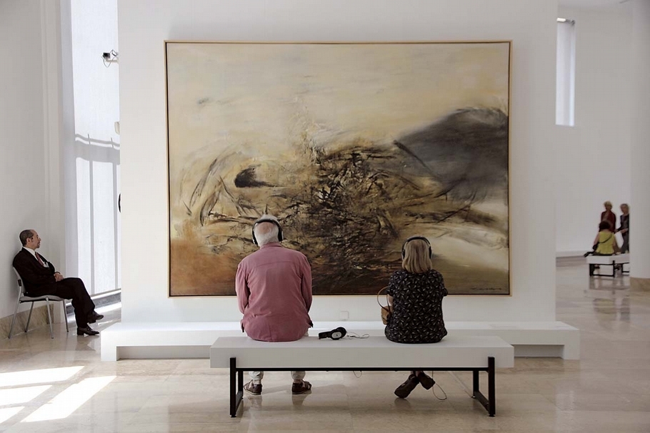 趙無極「無言的空間」大展現場觀眾觀看《向瓦黑斯致敬》，一面聆聽瓦黑斯作品。（攝影／吳水柔）