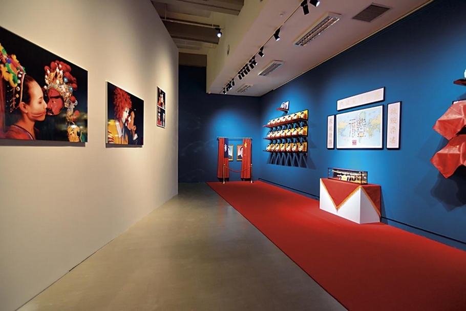 右側為梅丁衍原作於1996年的《哀敦砥悌》（I-DEN-TI-TY），現在已由「李登輝╱鄧小平」換上了「馬英九╱習近平」肖像組。（攝影／簡子傑）