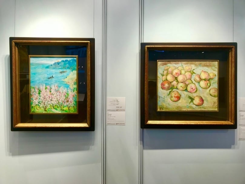 中國現代油畫藝術家胡善餘作品,左為《江邊桃花林》、右為《水蜜桃》。(本刊資料室)