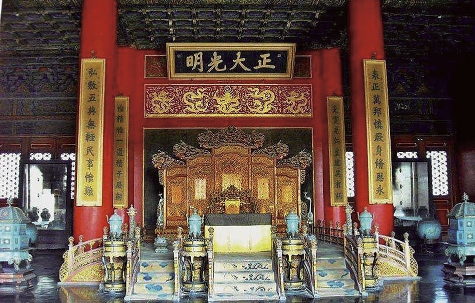 乾清宮為明代十四帝與清代順治、康熙二朝皇帝辦公、居寢、百官上朝之所，由順治帝所御書的黑底金字「正大光明」匾，正意味此空間的尊貴性。（圖／羅啟倫）
