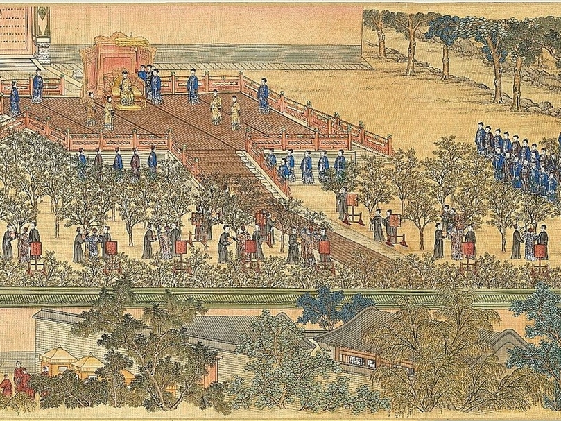 清院本《親蠶圖‧採桑》（局部）圖繪孝賢皇后依循古代禮制，進行親蠶大典。畫中左上角即為坐在觀桑台的孝賢皇后。（國立故宮博物院提供）