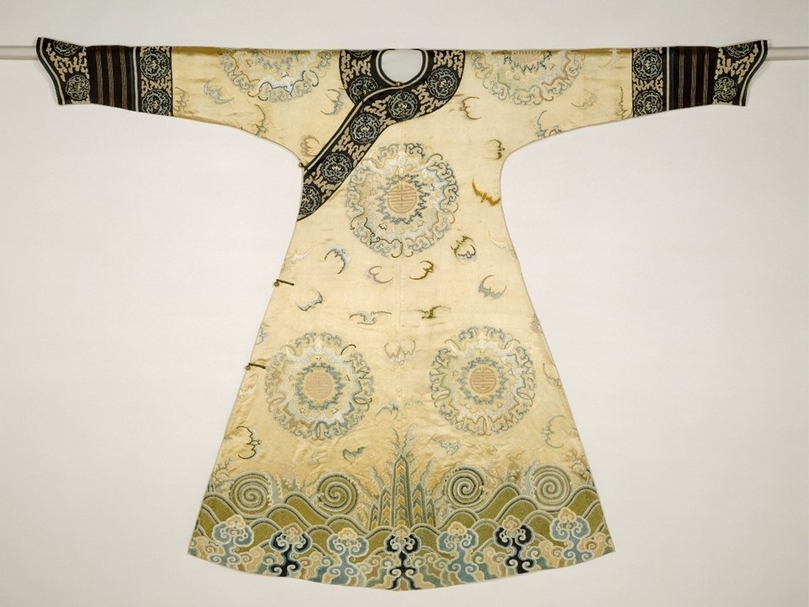 清早期《刺繡百蝠紋女吉服袍》。（©The Metropolitan Museum of Art）