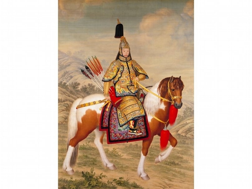 乾隆《大閱圖》軸，畫中乾隆穿著大閱典禮專屬的服飾。此畫由清宮西洋畫家郎世寧繪製，不僅面容栩栩如生，更完整呈現服飾上細緻華麗的紋樣。（©維基百科）
