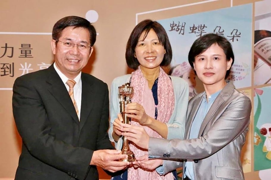 文化部長鄭麗君（右）、教育部長潘文忠（左）與第43屆金鼎獎特別貢獻獎得主幸佳慧（中）。（文化部提供）