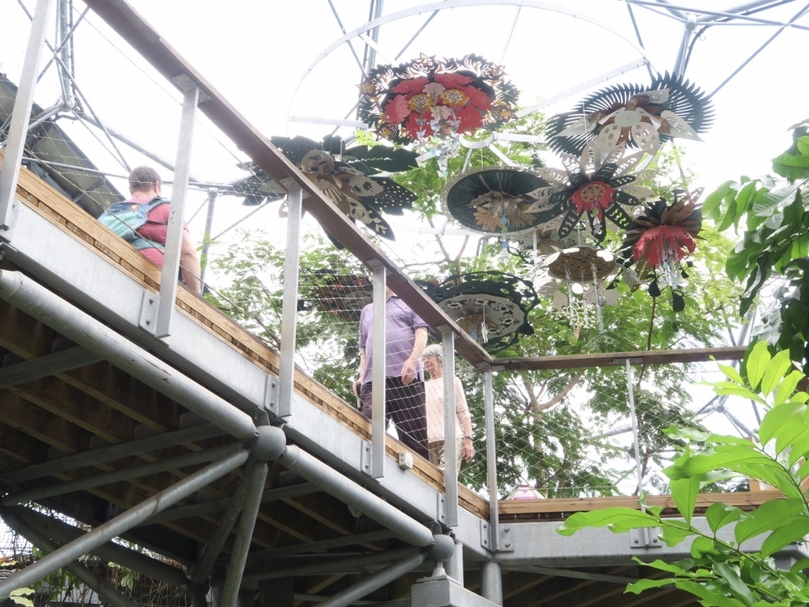 英國伊甸園計畫（Eden Project）在熱帶雨林生態圈溫室設置金屬裝置，上面的圖騰是以熱帶雨林為家的動植物以及水等各種元素，展現熱帶雨林中物種的多樣性以及各元素息息相關。（賴怡辰提供）