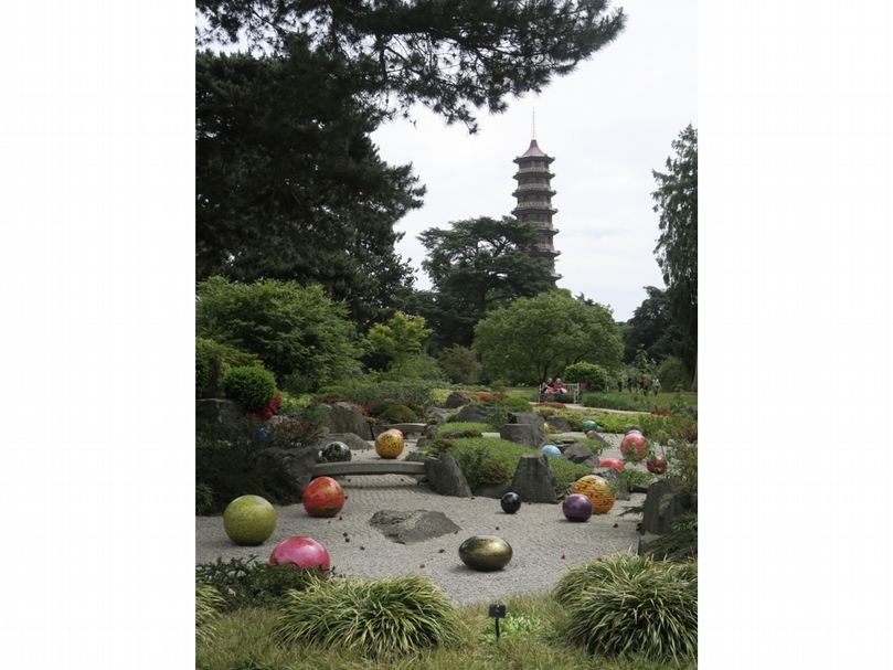 美國玻璃藝術家戴爾．奇胡利（Dale Chihuly）的作品設置在邱園的枯山水庭中。（ 賴怡辰提供）