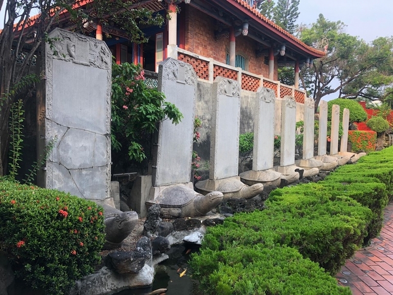 大眾對赤崁樓的印象，是九座清乾隆五十一年（1786）紀念福康安「平定」、滿文及漢文並陳的贔屭碑文。（攝影／蘇子翔）
