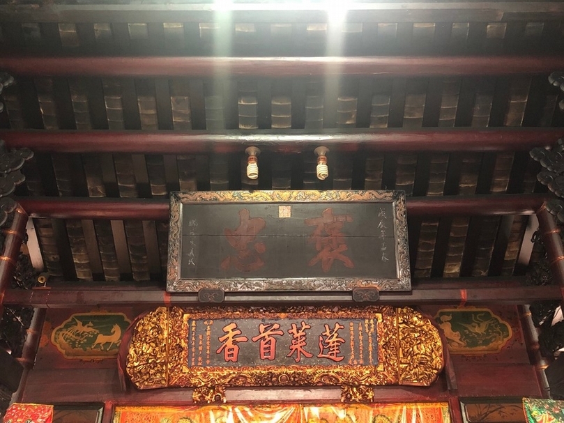 台南三山國王廟中的「褒忠」匾額。（攝影／蘇子翔）