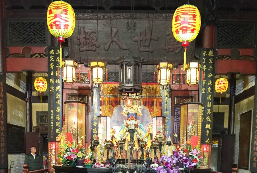 咸豐年間的「萬世人極」匾。（攝影／蘇子翔）