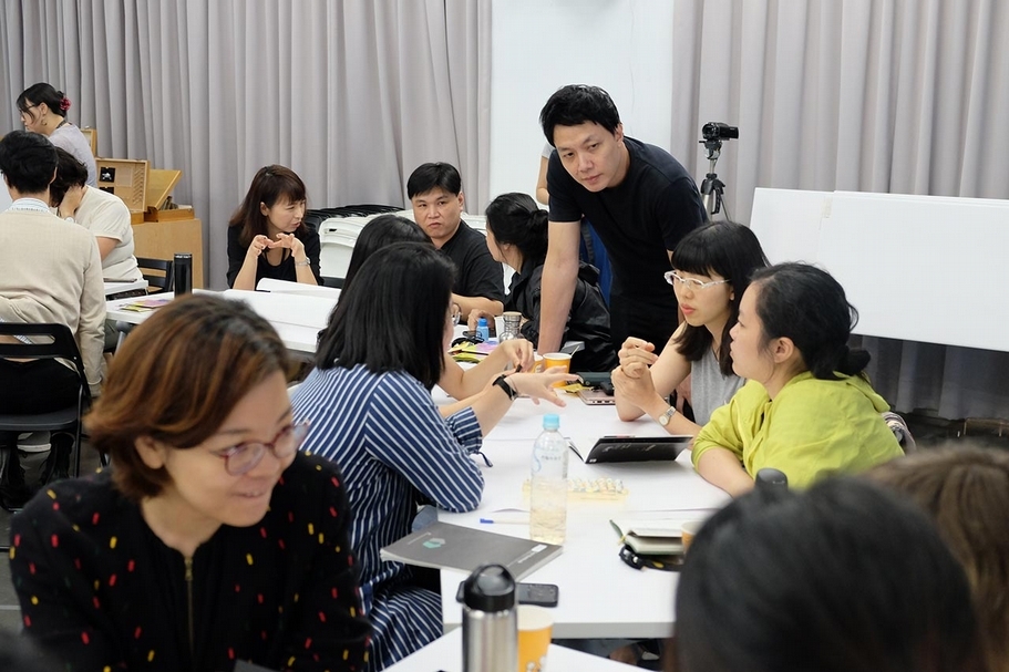 第三場工作坊,學員為當時正於臺北當代館展覽「超音樂.異聲驅動」中展出的六件作品,重新設計Live Art的展演方式。(立方計劃空間提供)