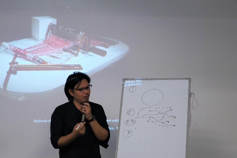 第四場工作坊的講師維帕.布利貞農(Vipash Purichanont)針對展覽中的「時間」定義進行了理論爬梳與分析。(攝影/王萱)
