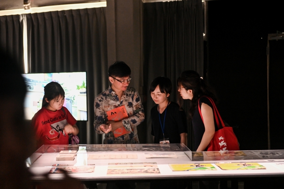子題展覽「複式」策展人吳達坤解說導覽。(空總臺灣當代文化實驗場提供)