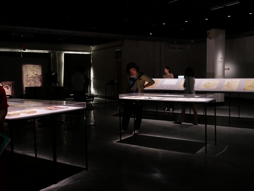 展覽「污痕」子題區現場。(攝影/張玉音)