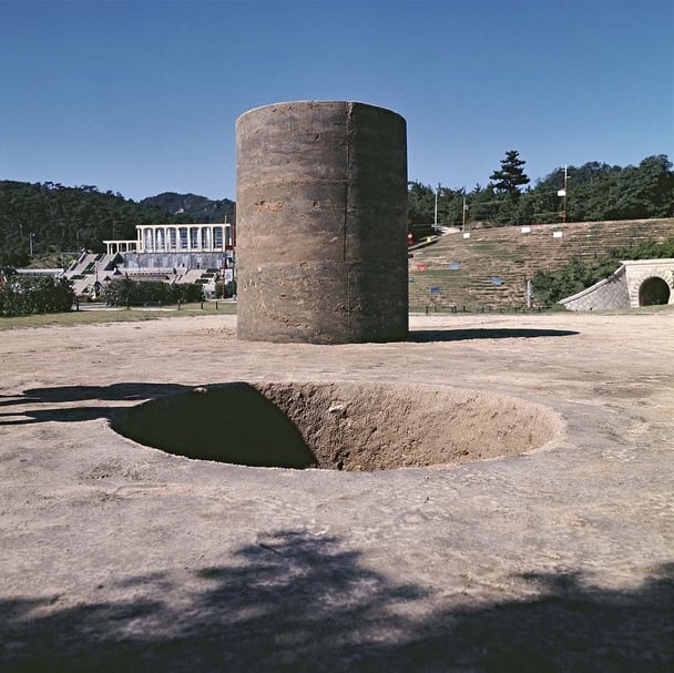 關根伸夫《位相—大地》,土壤、水泥,220x270cm,1968。(攝影/村井修Photo by Osamu Murai)