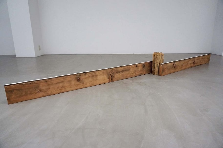 菅木志雄《景帶差》,油彩、木頭,318x24x29 cm,1991。(也趣藝廊提供)