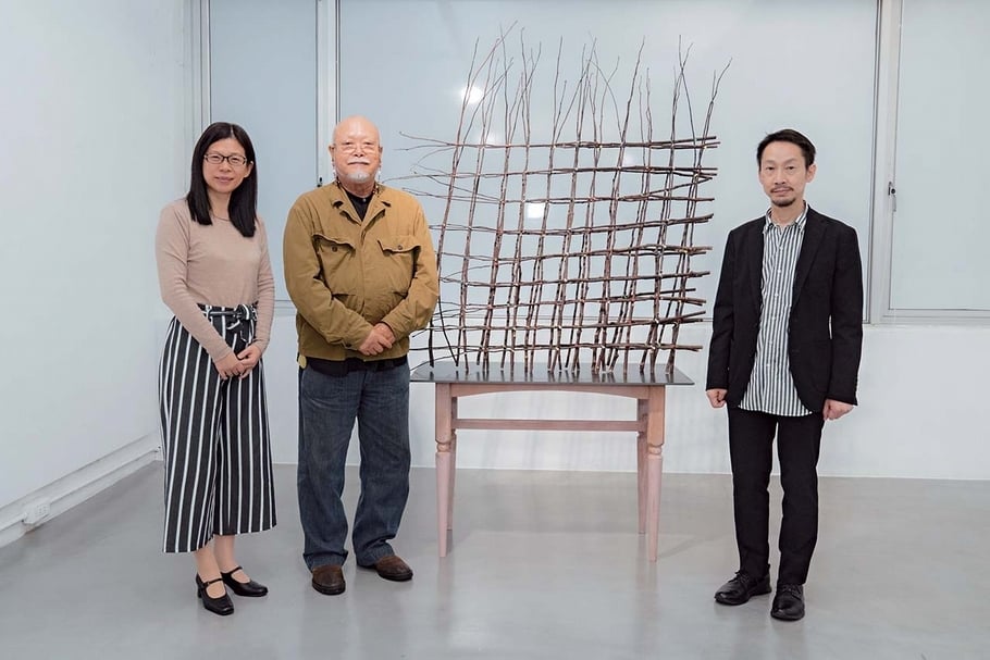 國立台灣藝術大學美術學系教授陳眖怡、藝術家小清水漸與日本國立國際美術館副館長兼研究主任中井康之(從左至右)於2019年也趣藝廊「物派-小清水漸個展」展覽現場。(也趣藝廊提供)