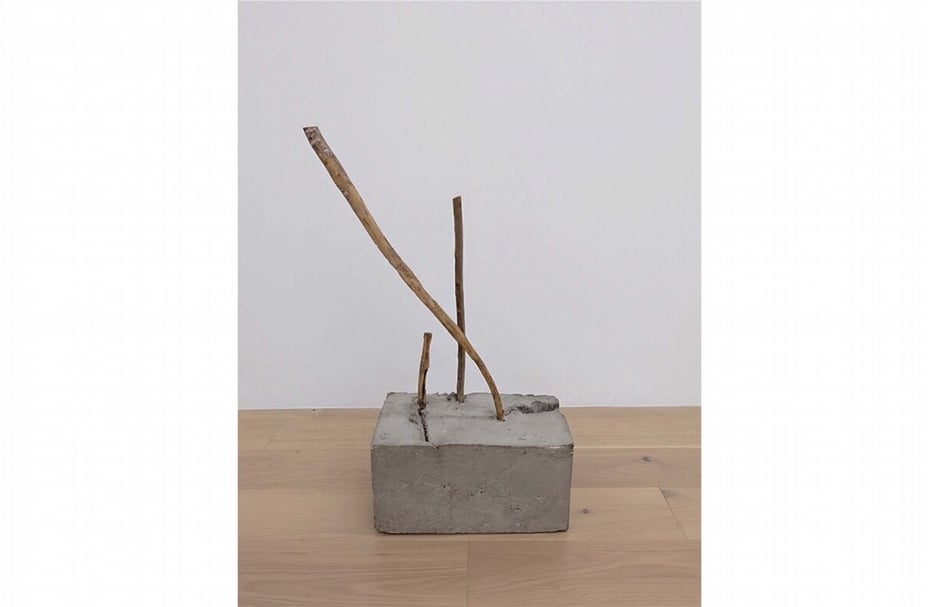 菅木志雄《無題》,木、水泥,38x18 x56 cm,1980。(也趣藝廊提供)