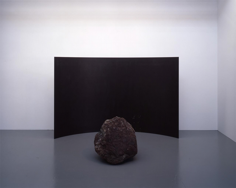 李禹煥（Lee Ufan）《關係項》，以哲學名詞「關係項」為名的三組作品，分布於展區的起點與終點。低限簡約的作品意象指涉物件及事件之間存在的關係，亦回應了策展人對於意義指涉與時間思考的題旨。（東京SCAI THE BATHHOUSE提供，參考作品照片由Keizo Koku提供）