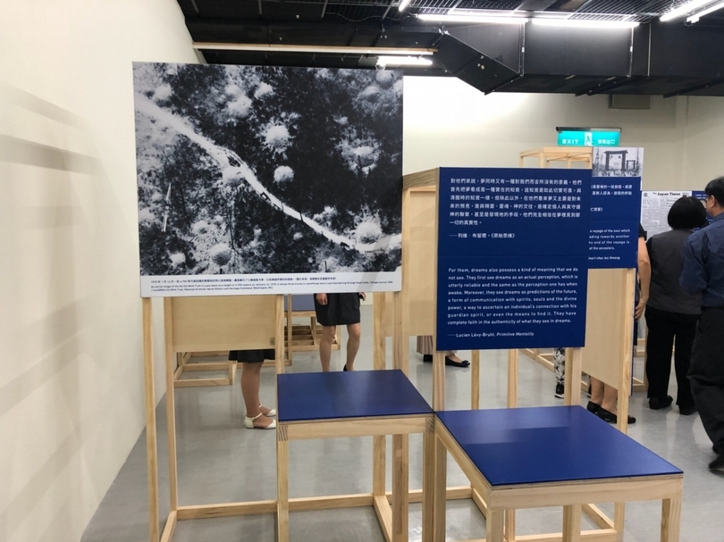 協同研究者林怡秀提供的註腳（footnotes）穿插於展間，協助觀者進一步理解作品脈絡。（攝影／嚴瀟瀟）