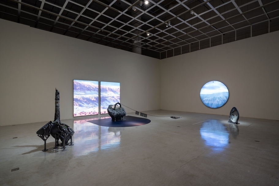 鐵木爾．斯琴（Timur Si-Qin）的《東、南、西、北》，作品延續21世紀的「新和平」（New Peace）運動。藝術家以包括岩石、樹幹、廣告燈牌、數字圖像和貝殼等不同媒介，透過重新詮釋與安置，試圖提供一種潛在思考路徑，使我們能夠在災難性變化的時代中重新自我定位。（國立臺灣美術館提供）