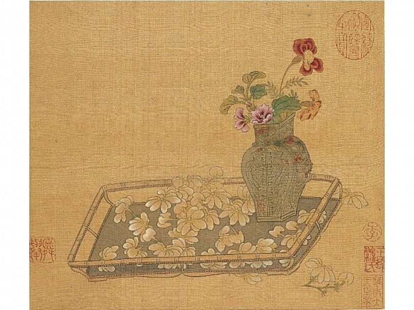 宋錢選《畫花籃圖冊‧瓶花》，國立故宮博物院藏。畫中的方形盤面上，散落的黃花即為萬壽菊。（©國立故宮博物院opendata專區）