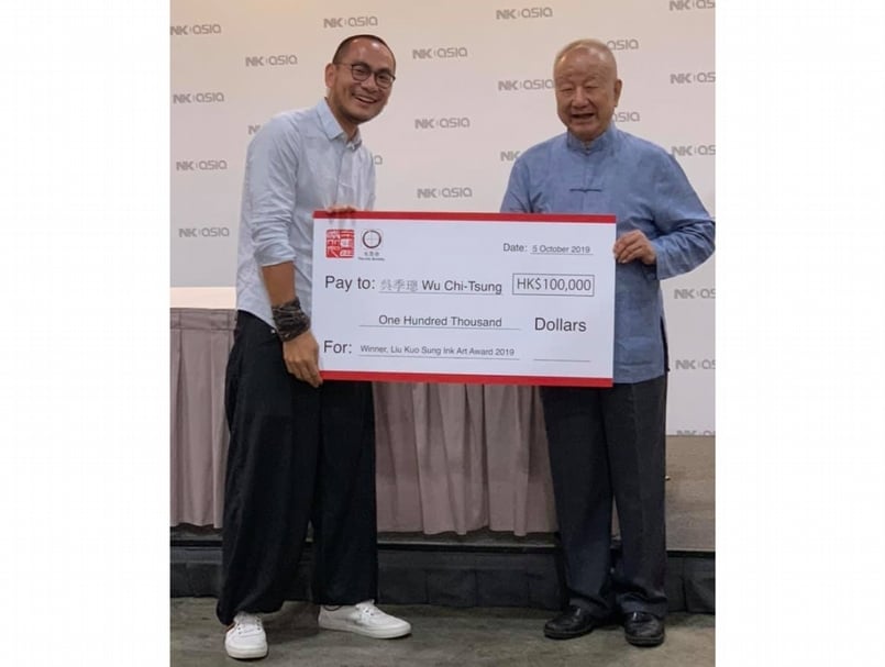 2019年，第一屆「劉國松水墨藝術大獎」由藝術家吳季璁（左）獲得，右為藝術家劉國松。（© 香港水墨會）