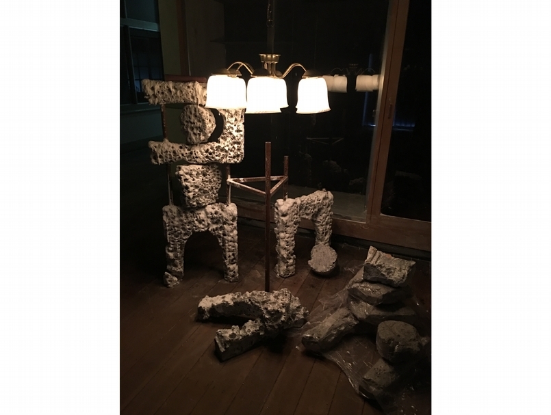 一進入內山下小學校，馬上就會看到模擬孩童形象的殘破雕塑。（攝影／陳飛豪）
