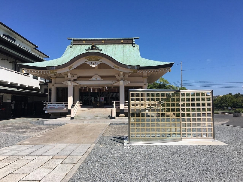 岡山神社中模擬神社建材的雕塑。（攝影／陳飛豪）