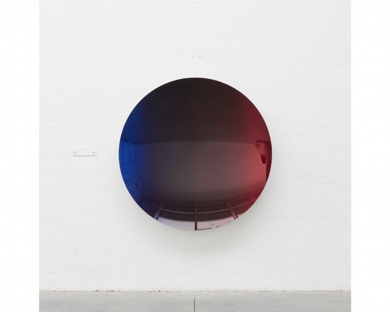 2019年ART TAIPEI將以特展形式呈現當代雕塑藝術家安尼施．卡普爾（Anish-Kapoor）於2016完成的作品《Mirror-(Colbalt-Blue-to-Magenta-over-Pagan-Gold)》。（社團法人中華民國畫廊協會提供）
