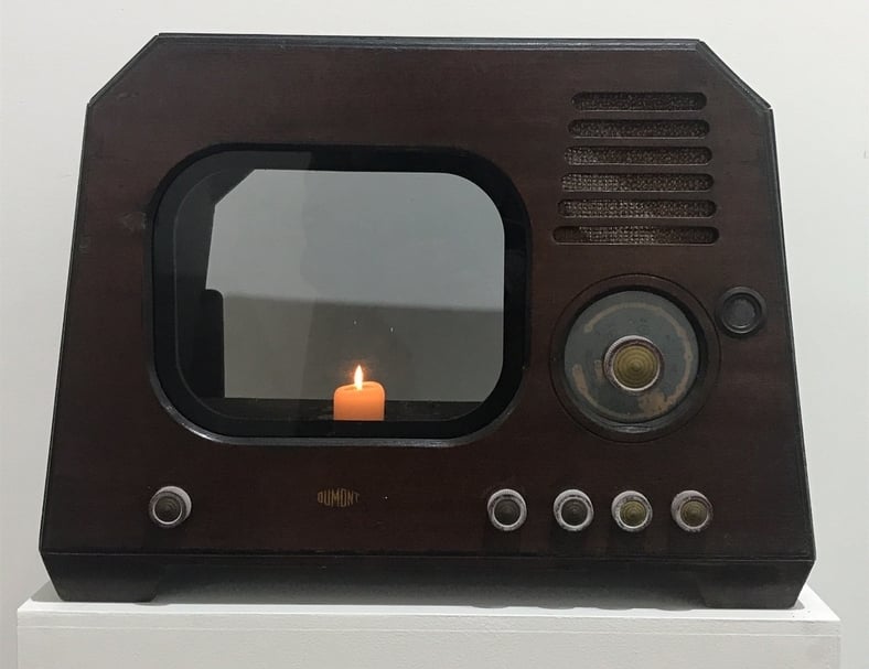 來自韓國首爾的朴榮德畫廊（Galerie Bhak）將於2019年ART TAIPEI台北國際藝術博覽會展出錄像藝術之父白南准（Nam June Paik）1996年的作品《TV Candle》。（© Galerie Bhak）