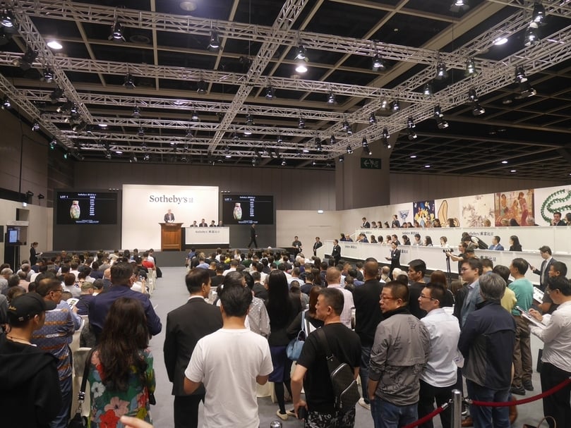 2019年香港蘇富比秋拍中國藝術版塊於10月8日登場，現場人潮未因香港情勢而有所減少，主打拍品清乾隆《料胎黃地畫琺瑯鳳舞牡丹包袱瓶》於11點出頭開拍，人潮更是踴躍。（攝影／王怡文）