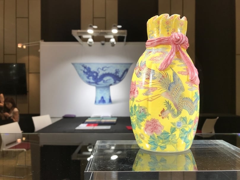 清乾隆《料胎黃地畫琺瑯鳳舞牡丹包袱瓶》是目前市場上保存最完整、且大小最大（18.2公分）的一件玻璃胎畫琺瑯。這件拍品上次上拍於2000年，當時以2,400萬港元成交。（攝影／藍玉琦）