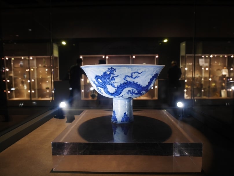明宣德《青花海水雲龍紋高足盌》，估價待詢，成交價7,496萬2,000港元。（攝影／王怡文）