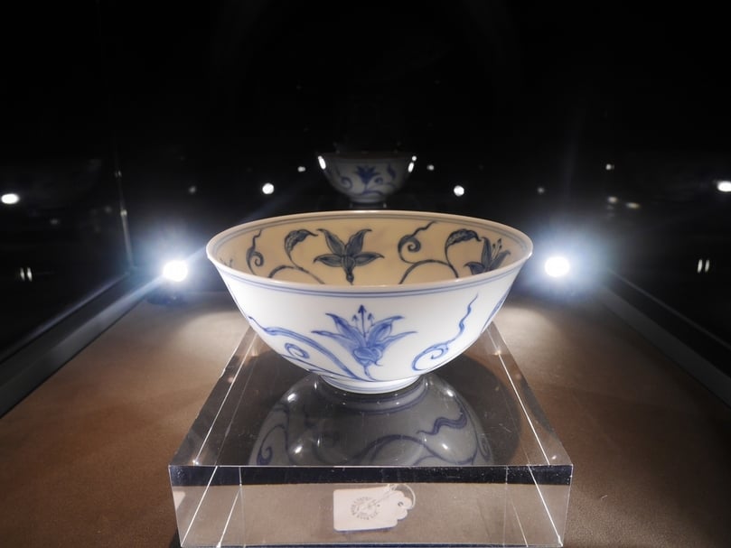 明成化《青花萱草紋宮盌》，估價待詢，成交價5,673萬8,000港元。（攝影／王怡文）